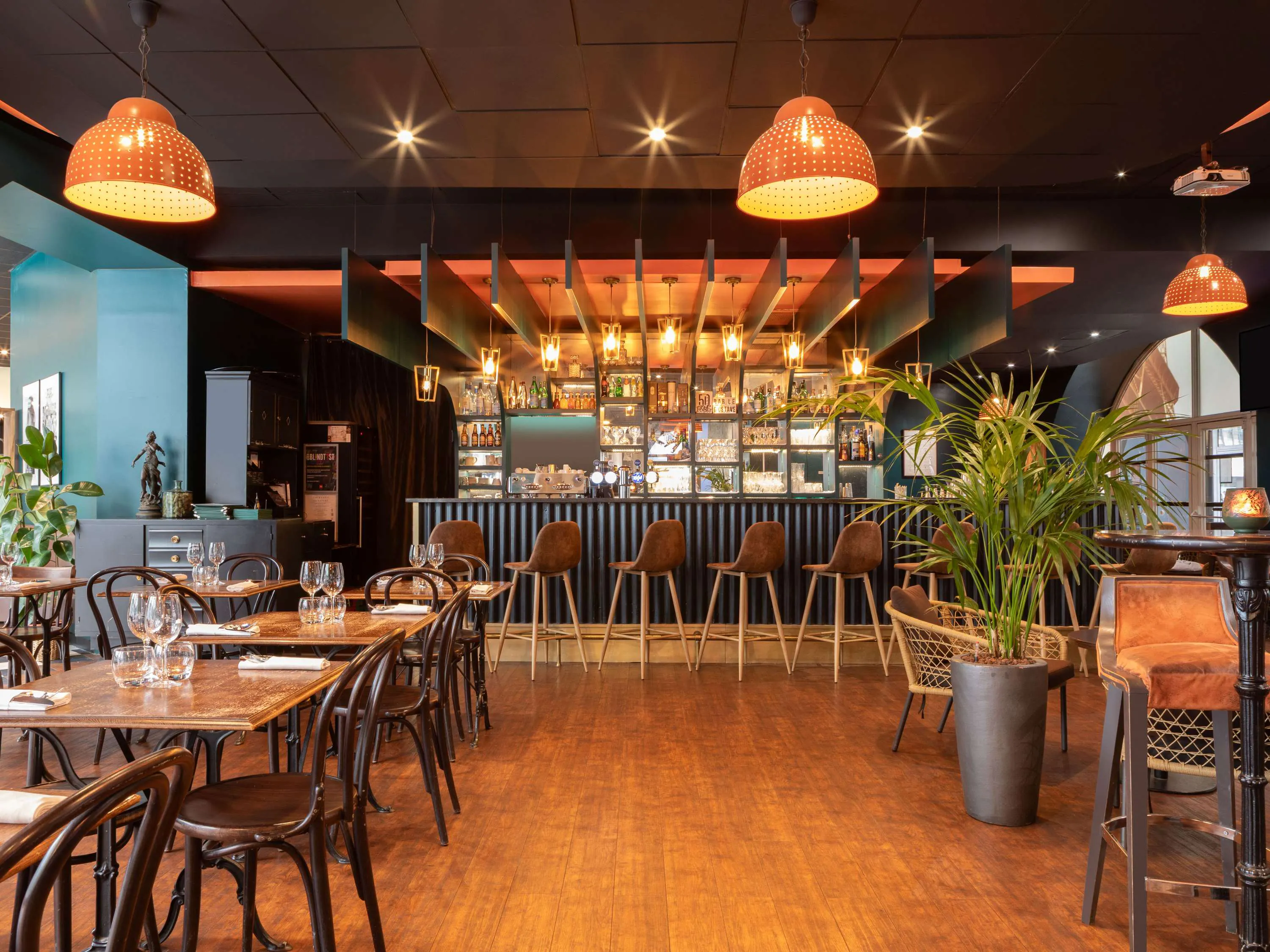 HAZIR KURULU ALKOL RUHSATLI DEVREN KİRALIK 120 KİŞİ KAPASİTELİ RESTAURANT 